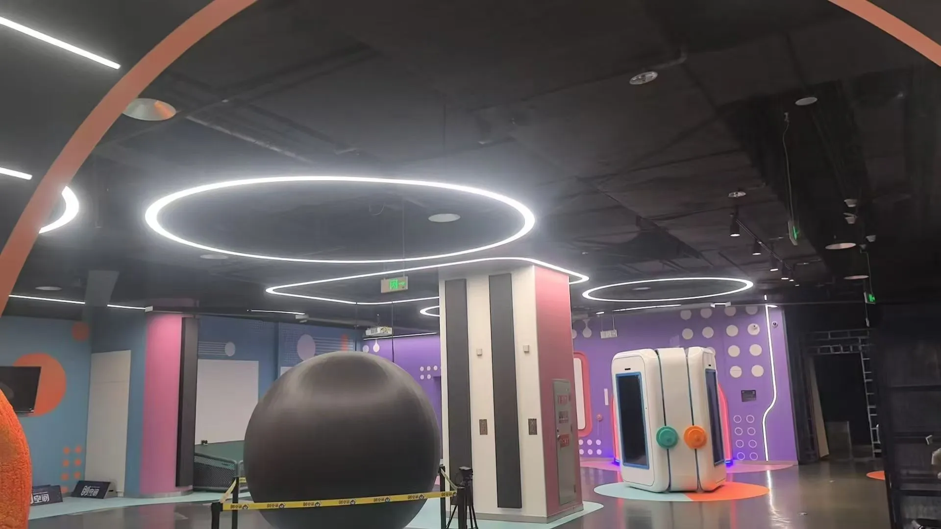 LED CURVED CIRCLE PENDANT LIGHT