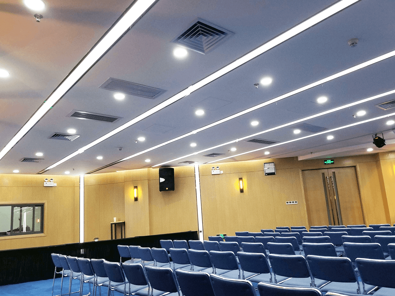 Recessed linear for office lighting